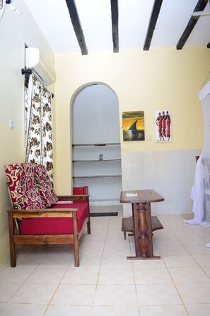 Habitación doble estándar, vista al jardín | Área de sala de estar | Televisión de pantalla plana de 21 pulgadas con canales vía satélite 