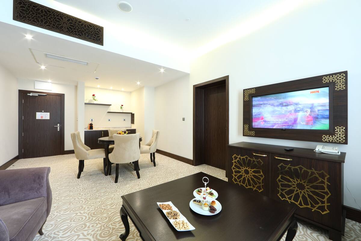 Executive Suite, 1 Bedroom | Ruang tamu | TV skrin rata