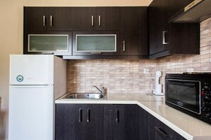 House, Beach View, Beachfront (Artemis) | Private kitchen - Wavedance Accommodation (Salamis)