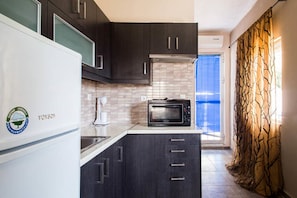 Maison, vue plage, en front de plage (Artemis) | Cuisine privée | Réfrigérateur, four, plaque de cuisson, cafetière/bouilloire