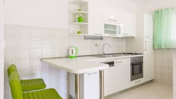 Studio, Garden View | Private kitchen