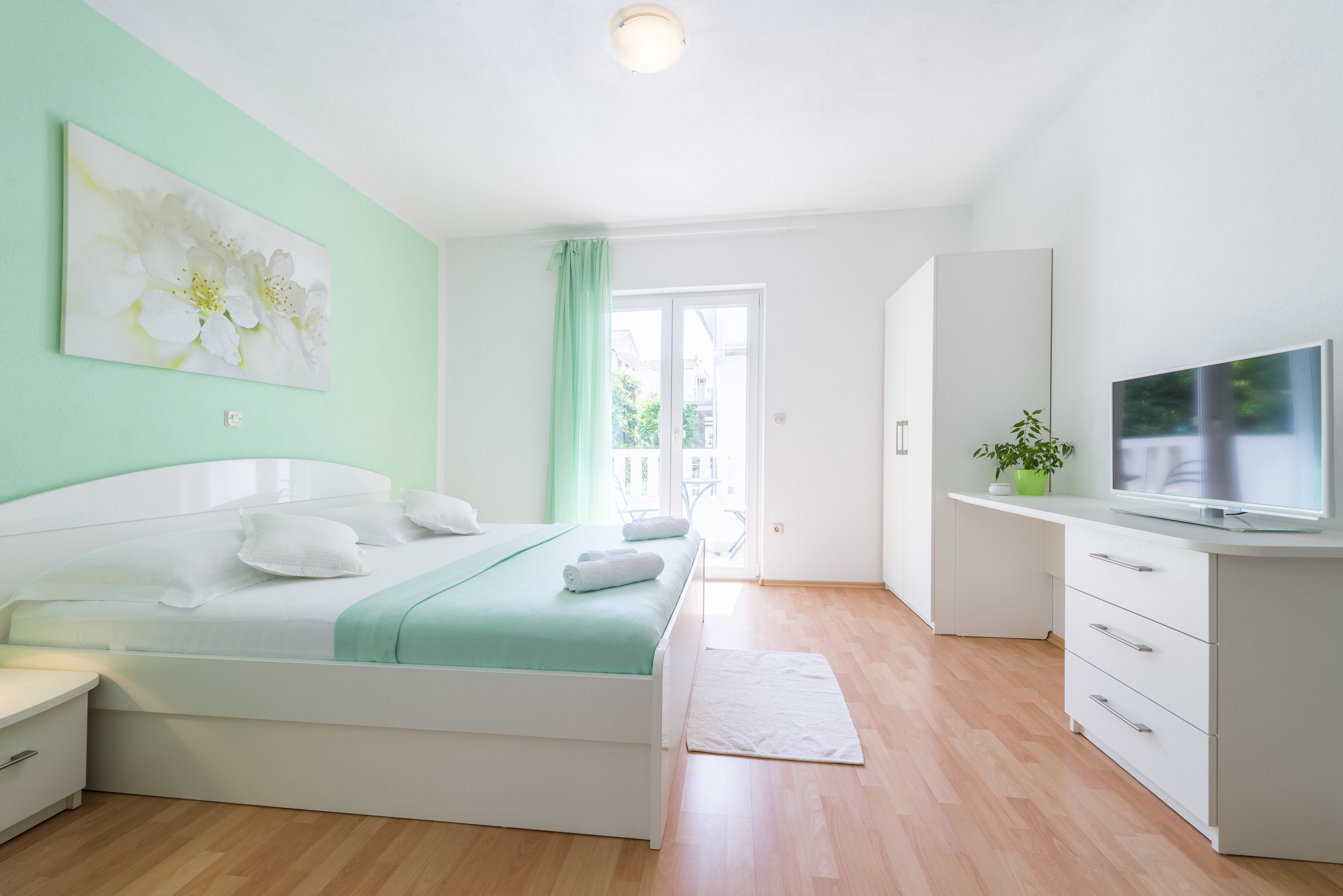 1 bedroom, desk, blackout curtains, soundproofing