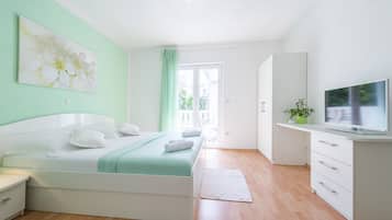 1 bedroom, desk, blackout curtains, soundproofing