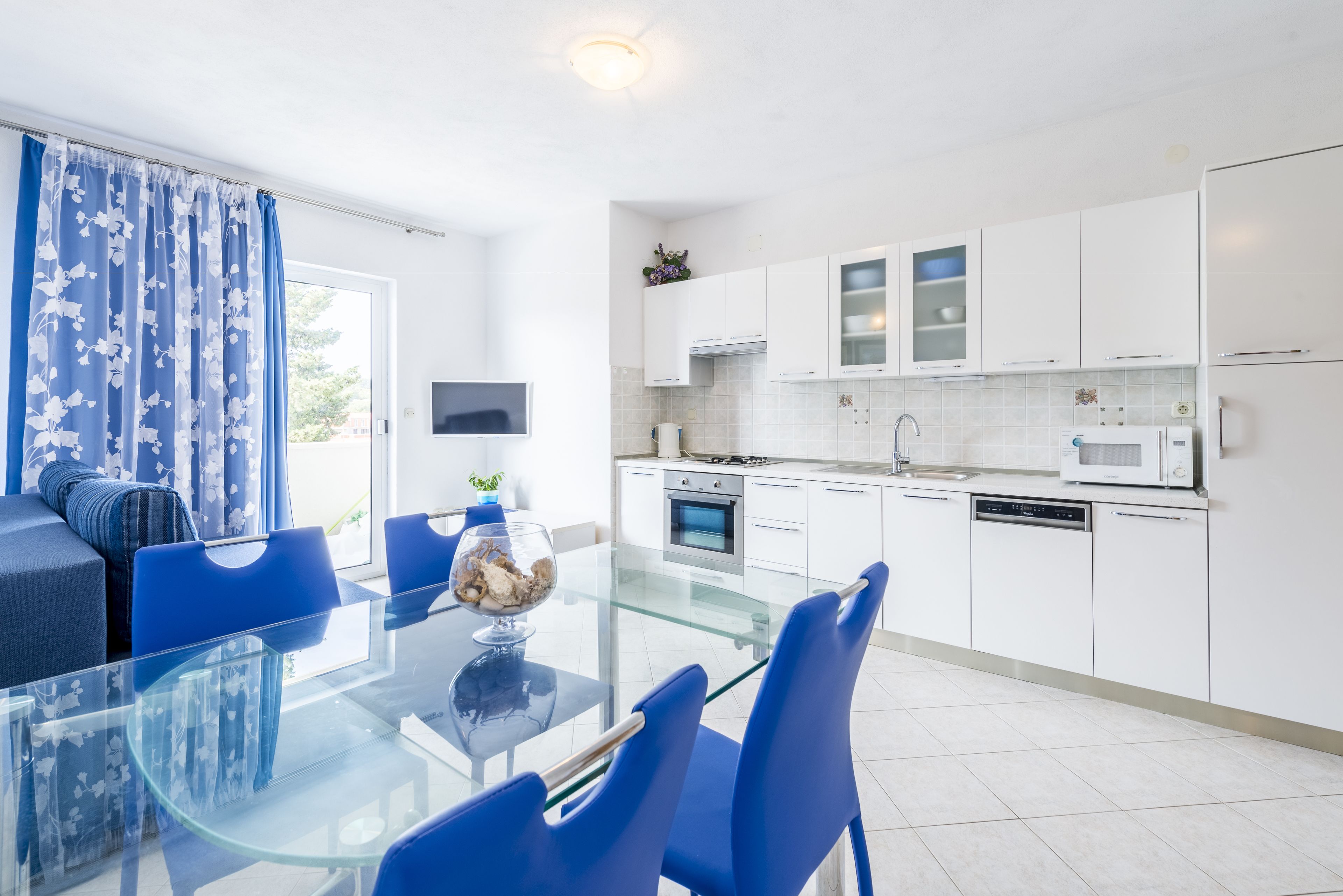 Appartement, 1 slaapkamer, uitzicht op zee (Plavi) | Privékeuken | Een koelkast, een microgolfoven, een oven, een kookplaat