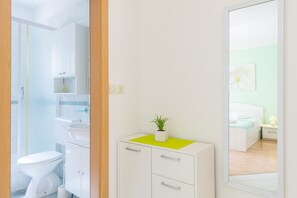 Studio, Gartenblick | Badezimmer | Dusche, Haartrockner