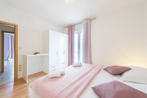 1 habitación, escritorio, cortinas blackout y sistema de insonorización