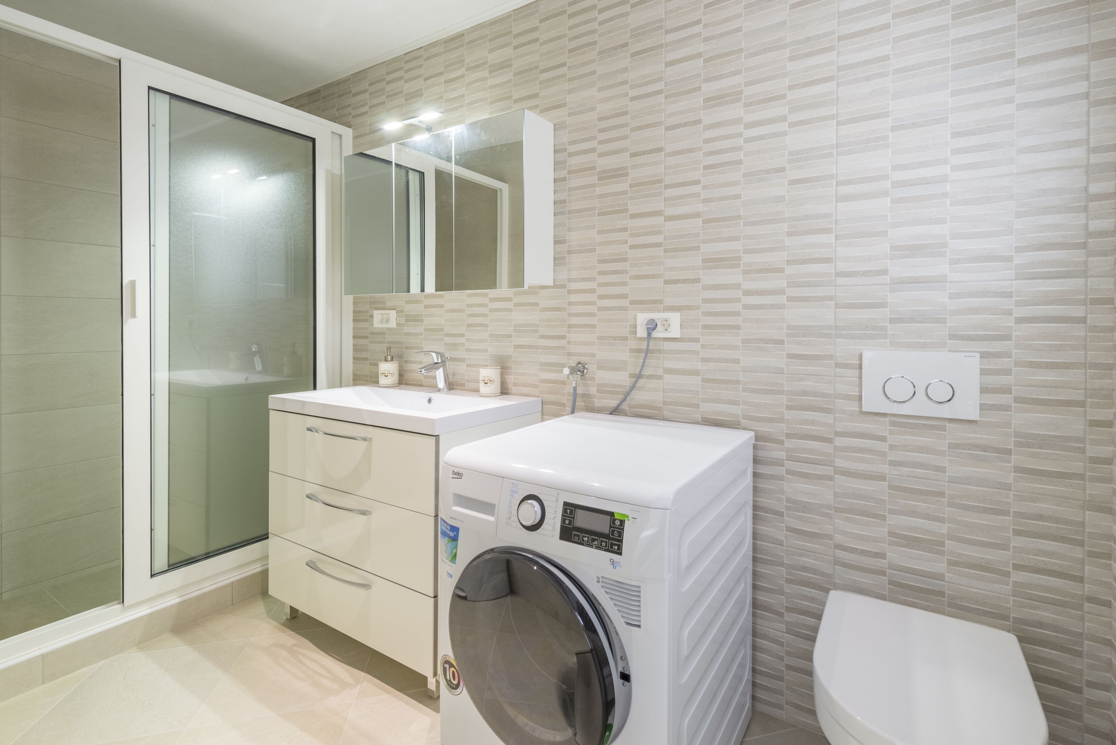 Studio | Bathroom | Shower, hair dryer