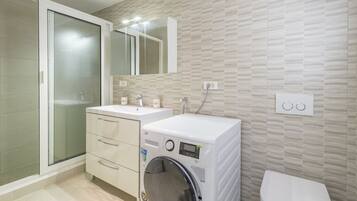 Studio | Bathroom | Shower, hair dryer