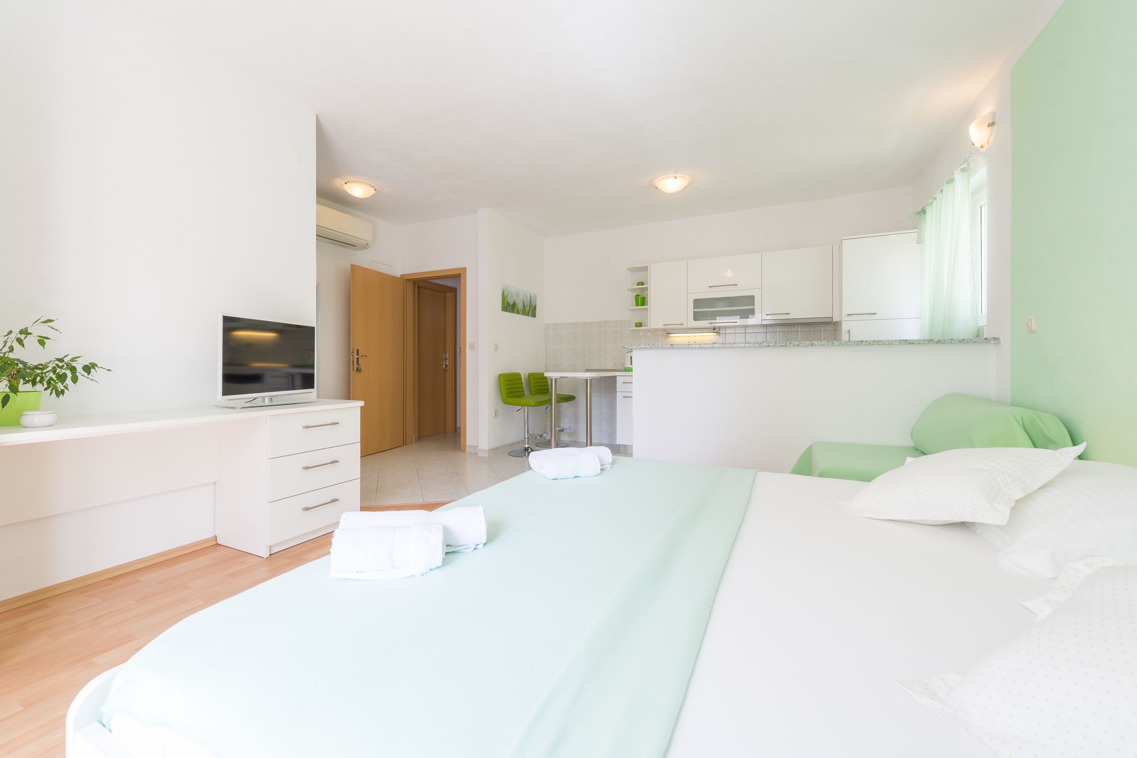 1 bedroom, desk, blackout curtains, soundproofing