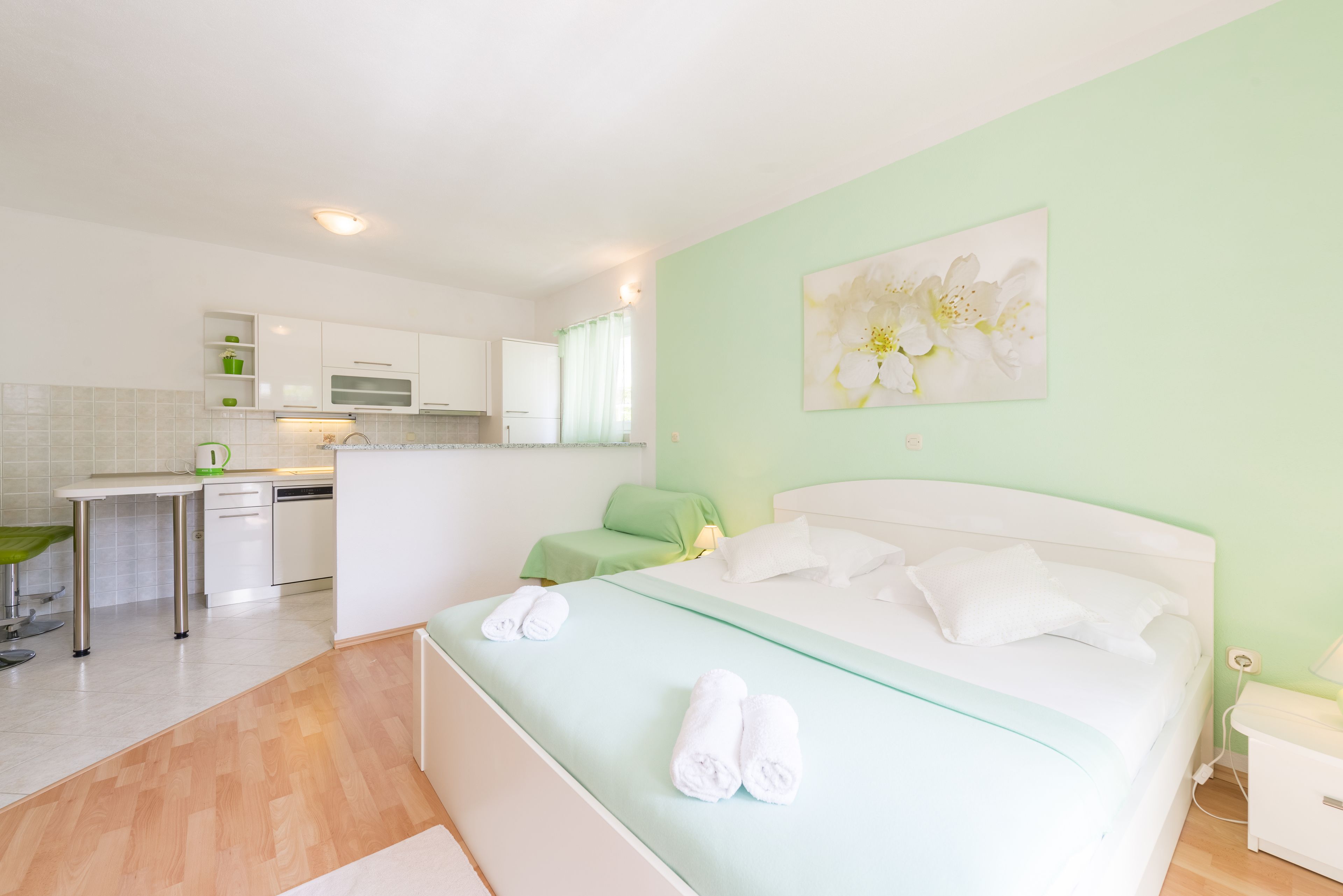 Studio, Gartenblick | Wohnbereich | Flachbildfernseher