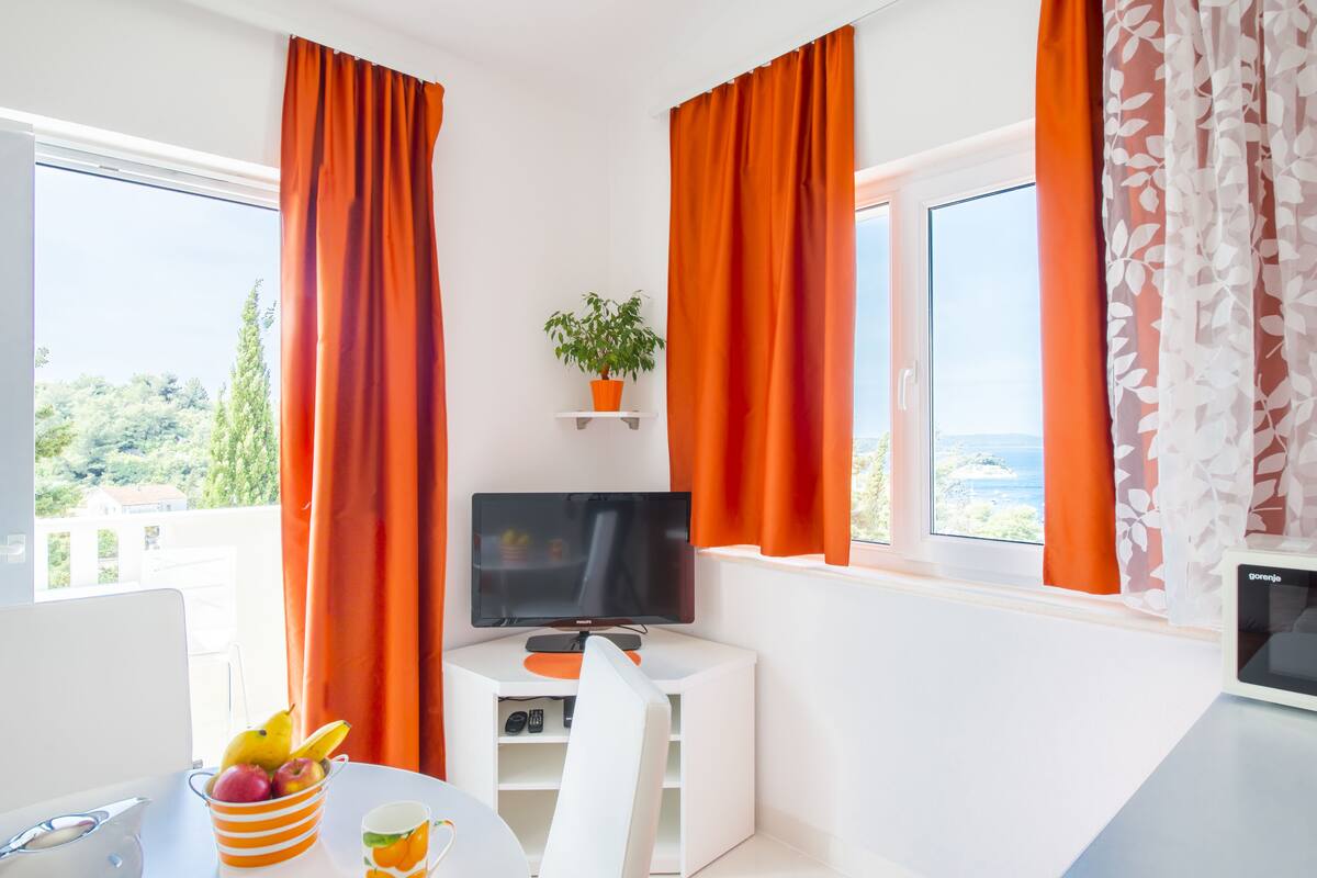 Appartement, 1 chambre, vue sur la mer | Aire de séjour | Téléviseur à écran plat