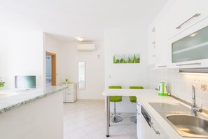 Studio, Garden View | Private kitchen | Fridge, microwave, oven, stovetop - Apartmani Nikolina (Hvar)