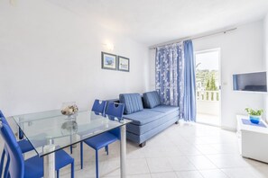 Apartment, 1 Schlafzimmer, Meerblick (Plavi) | Wohnbereich | Flachbildfernseher