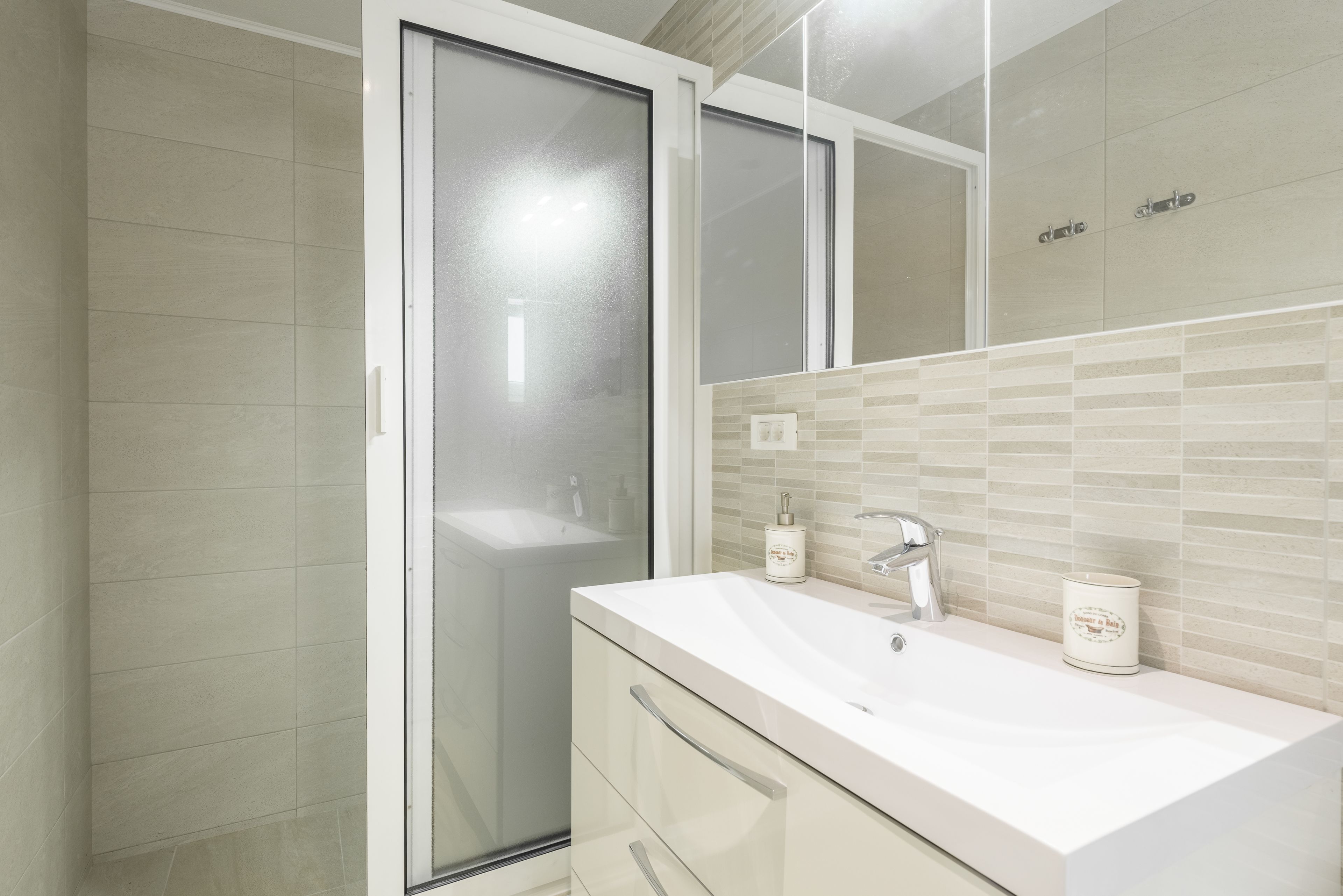 Studio | Bathroom | Shower, hair dryer