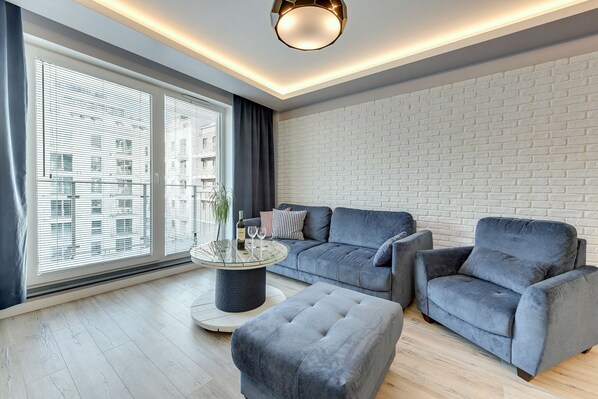 Flat-screen TV, pay films