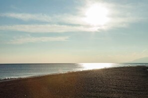 Ranta lähistöllä, aurinkotuoleja