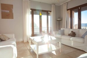 Een smart-tv en een open haard