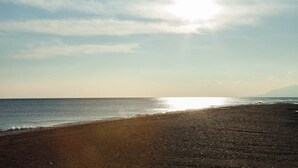 A beach with a clear sky and the sun shining. - Villa El Palomar Azul (Los Puertas)