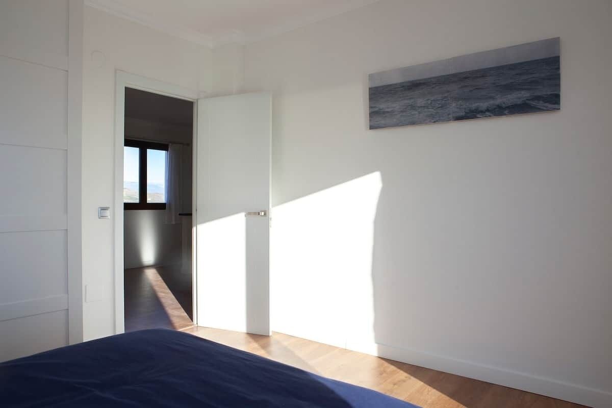 3 habitaciones, insonorización y tabla de planchar con plancha 