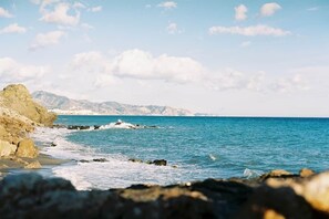 Vlak bij het strand, ligstoelen aan het strand
