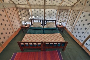 Tenda de campanya de luxe, 1 dormitori, fumadors, vistes al complex turístic | Escriptori i llits addicionals 