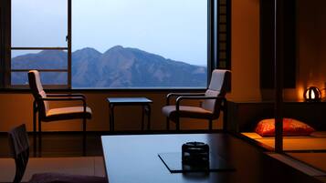 Standard Room, Smoking, Mountain View | In-room safe, desk, laptop workspace, free WiFi