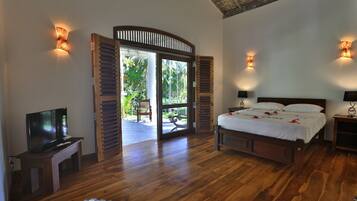 Chambre Double Deluxe, 1 chambre, vue piscine | 5 chambres, coffres-forts dans les chambres, bureau