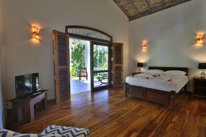 Suite with Pool View | 5 bedrooms, in-room safe, desk, iron/ironing board - Amara Villa (Ahangama)