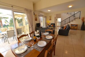 Dining - Perfect location, south facing private pool, air con, TV & WiFi. (Coral Bay)