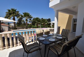 Outdoor dining - Perfect location, south facing private pool, air con, TV & WiFi. (Coral Bay)