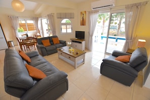 Télévision, lecteur de DVD, livres, chaßne hi-fi