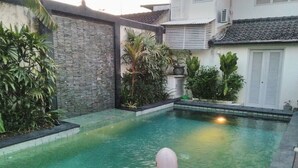 Outdoor pool - Sun Shoot Villas Seminyak (Seminyak)