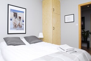 Apartamento, 3 quartos | Cortinas blackout, ferros/tábuas de passar roupa, berços grátis