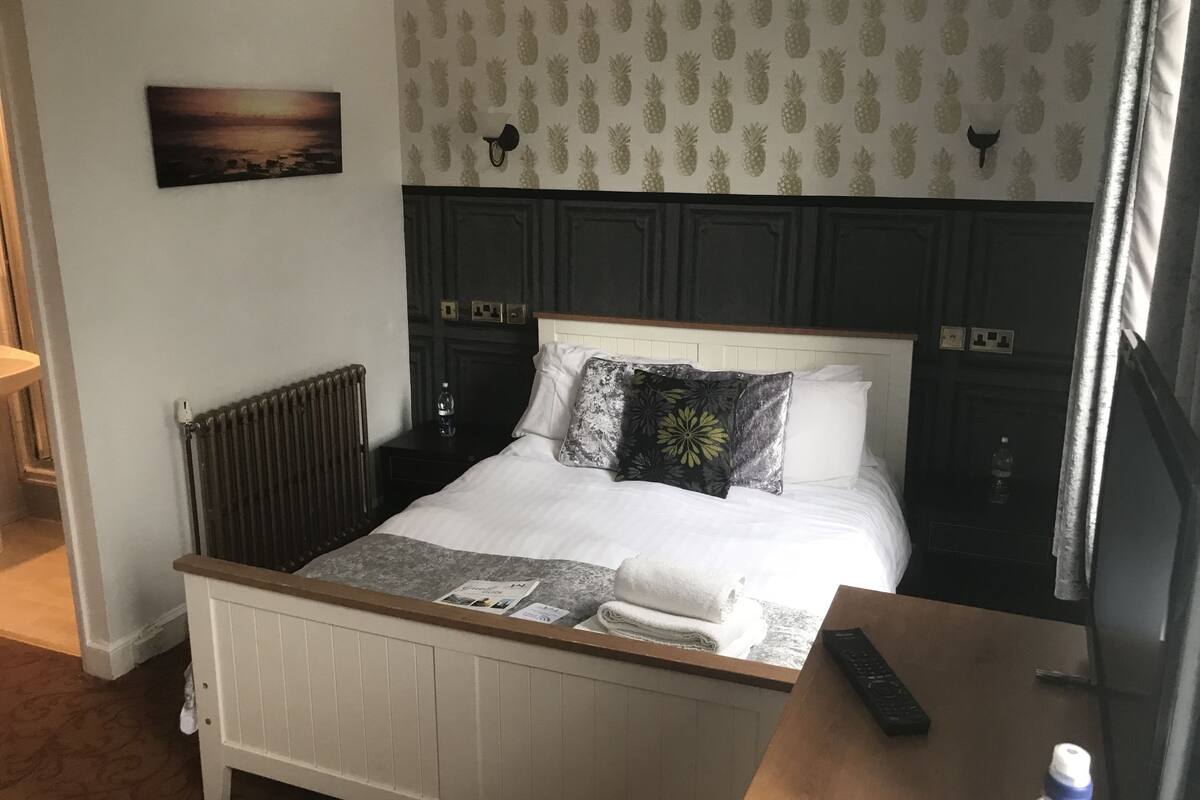 Family Room (The Pineapple Room) | 1 bedroom, premium bedding, iron/ironing board, free WiFi