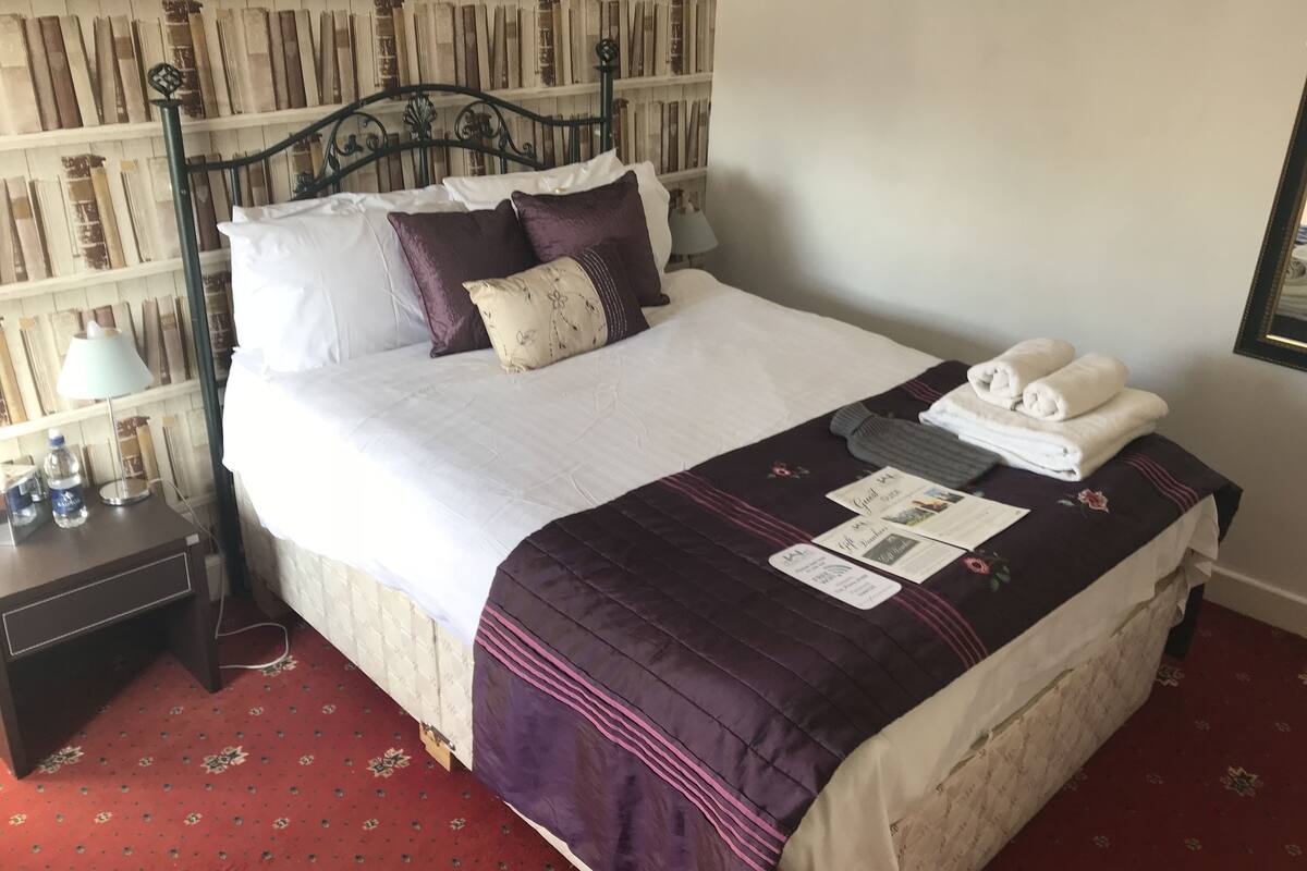 Double Room (The Librarians Room) | 1 bedroom, premium bedding, iron/ironing board, free WiFi