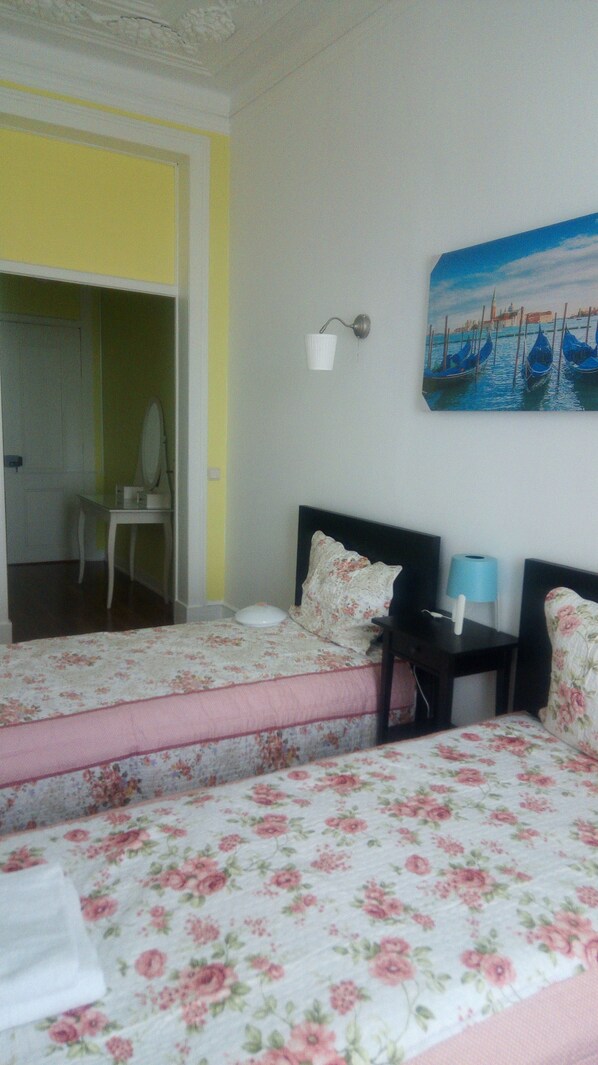 Tabla de planchar con plancha, cunas gratuitas y wifi gratis