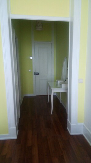 Tomannsrom, privat bad | Strykejern/-brett, barnesenger (inkludert) og wi-fi (inkludert)