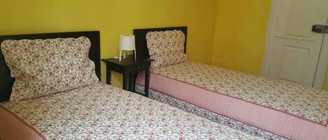 Habitació amb dos llits individuals, bany compartit | Planxa i posts de planxar, bressols gratuïts i wifi gratuïta