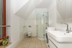 Apartment | Bathroom | Shower, free toiletries, hair dryer, towels - Apartamenty Mój Sopot - Horizon Forest B (Sopot)