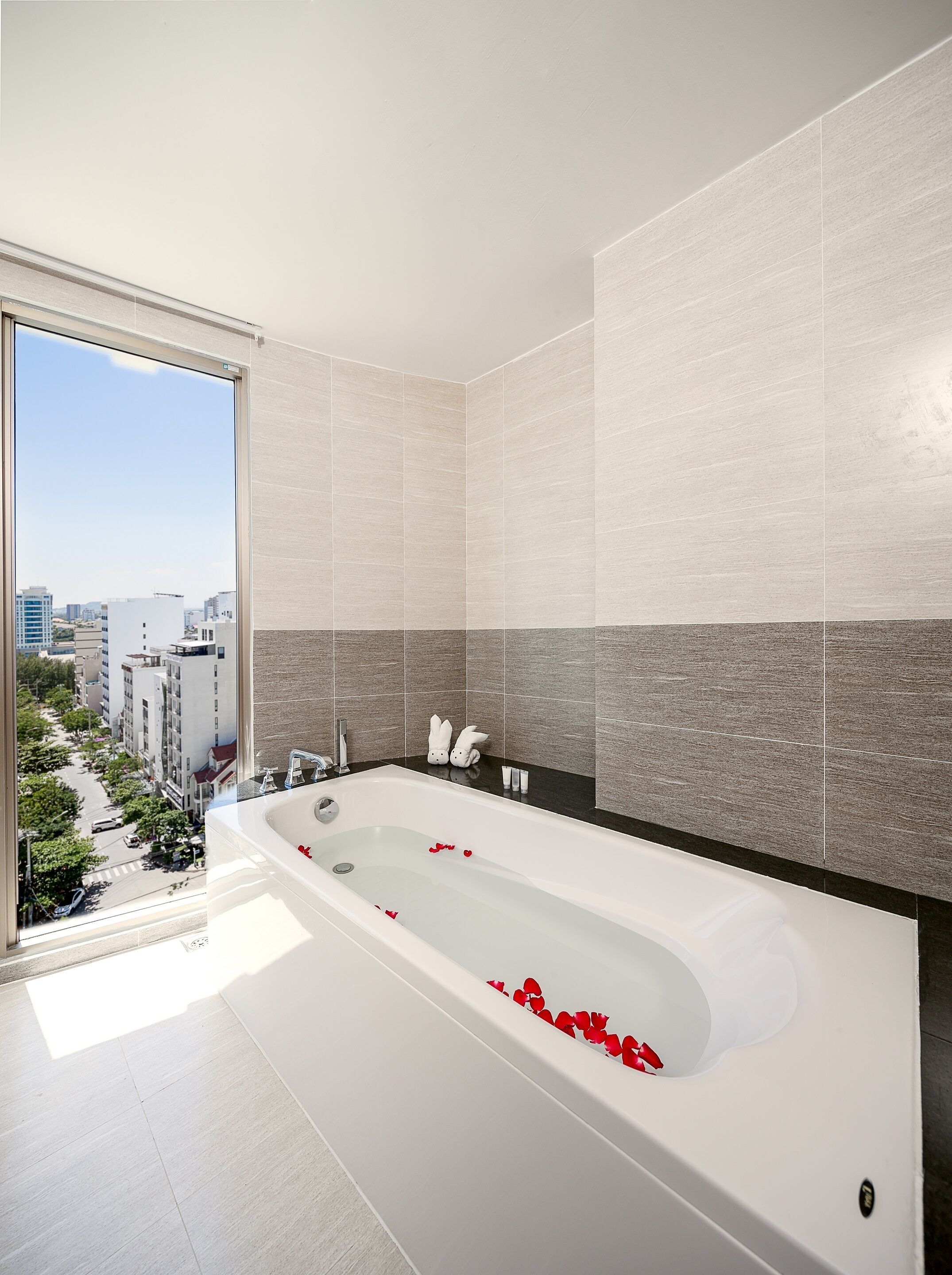 separate bathtub and shower, hydromassage showerhead, free toiletries