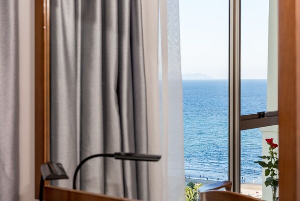 Premium bedding, minibar, in-room safe, desk - Tamarind Hotel Da Nang (Da Nang)