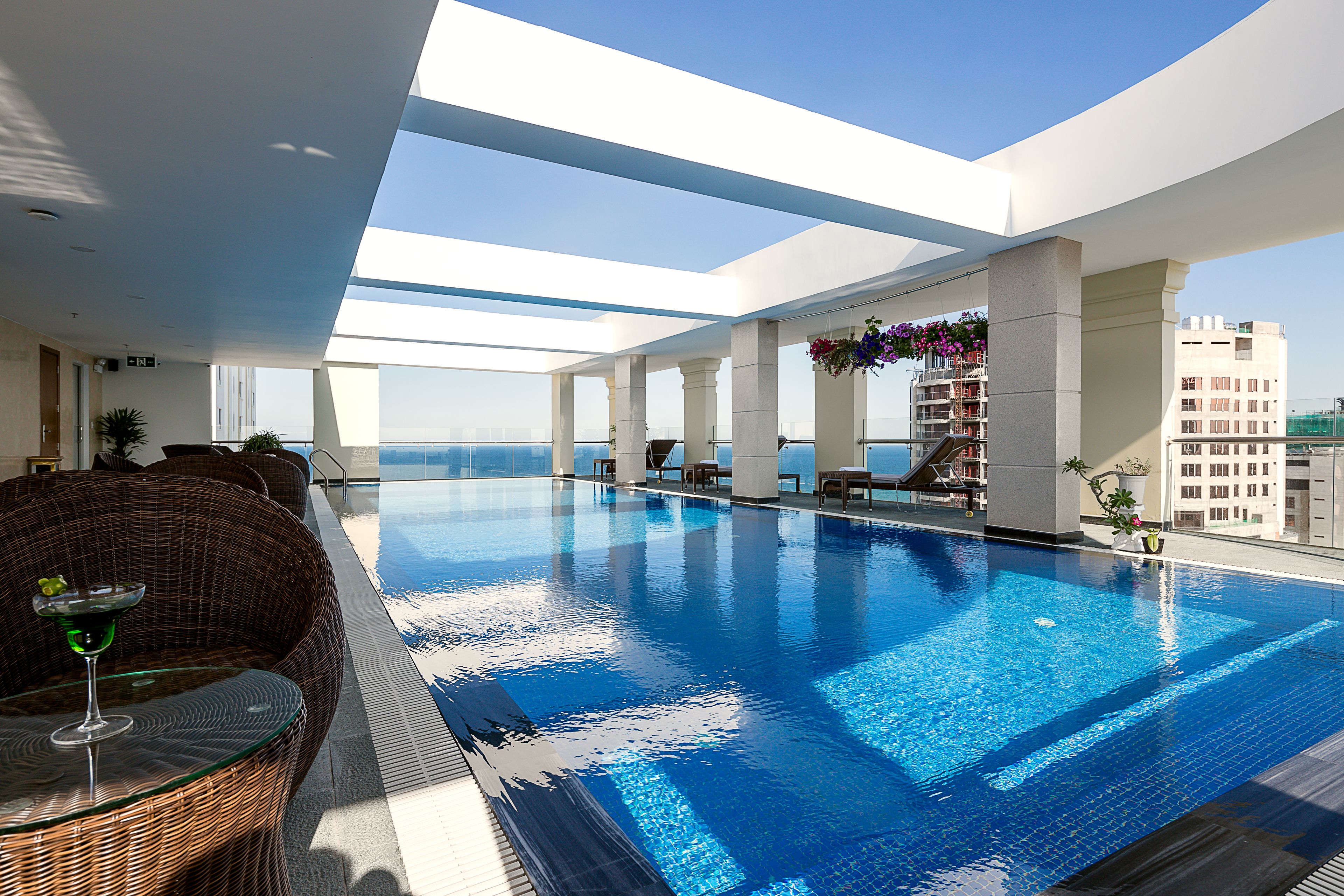 Hồ bơi ngoài trời, ghế dài tắm nắng 