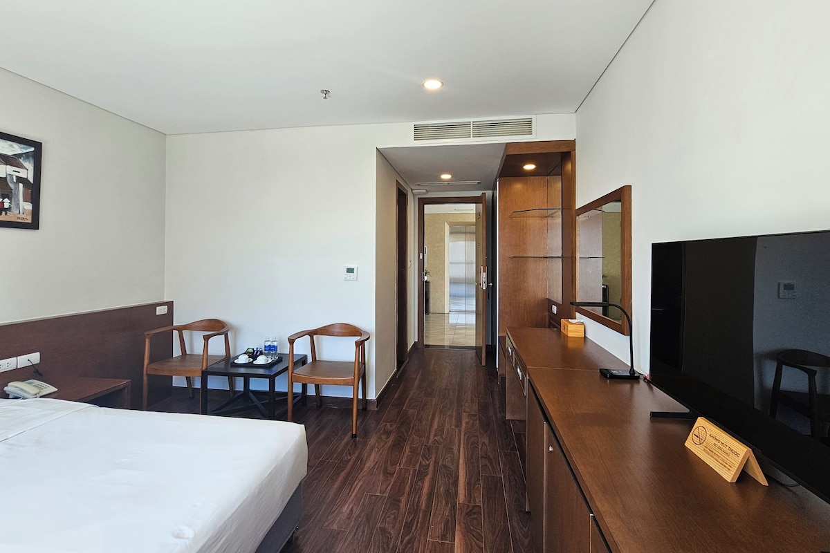 Premium bedding, minibar, in-room safe, desk