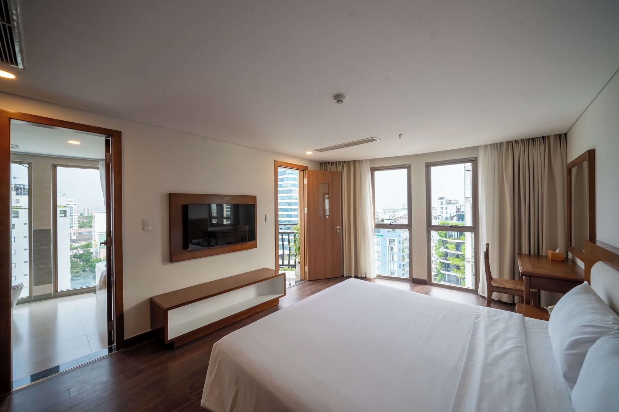 Deluxe Apartment, 1 Bedroom, Partial Sea View | Premium bedding, minibar, in-room safe, desk