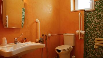 Ein Badezimmer mit Waschbecken, Toilette und Dusche.