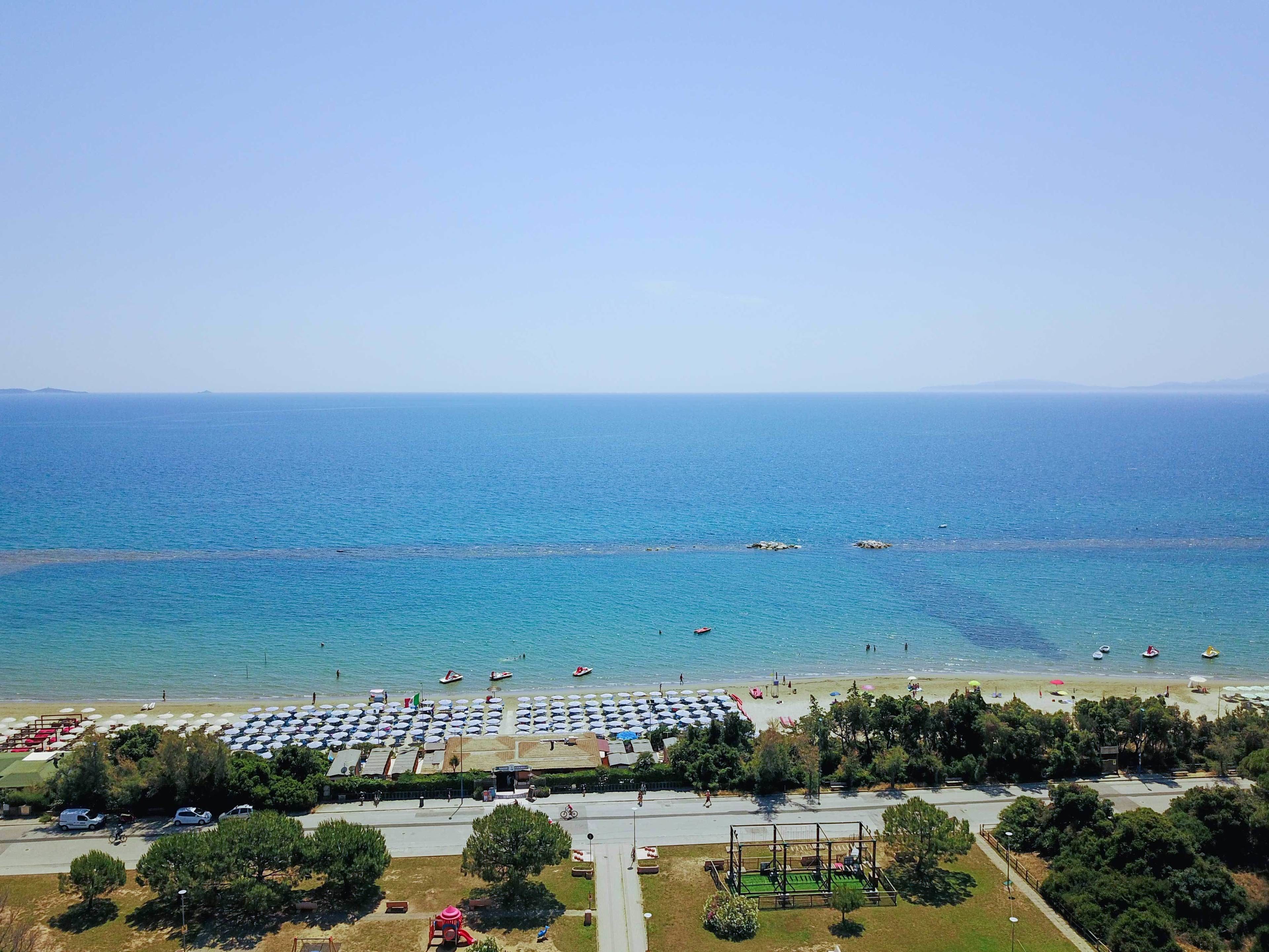 靠近海滩、白沙、浮潜、帆板运动