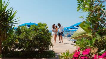In Strandnähe, weißer Sandstrand, Schnorcheln, Windsurfen
