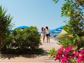 Una playa cerca, arena blanca, snorkel, windsurf