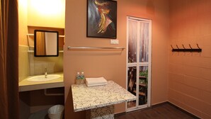 A bathroom with a sink, mirror, towel rack, and a framed artwork on the wall. - Shamrock Guest House II (Ipoh)