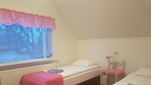 Room, 1 Bedroom, Shared Bathroom (Pink) | WiFi (free) - Annalyn Guesthouse (Selfoss)